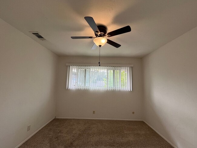 Building Photo - 1805 Oak St