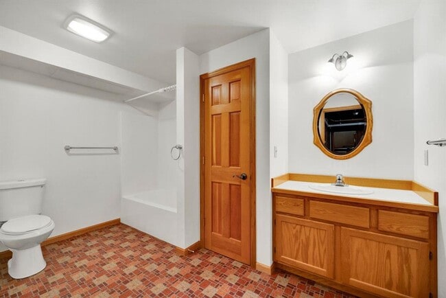 Building Photo - Great 3br Home Near UM Available ASAP