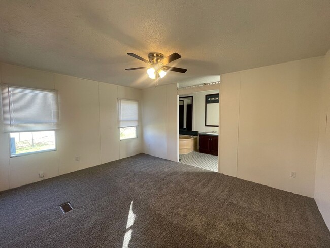 Building Photo - Make The Call Before Its Gone! Quick Move in!