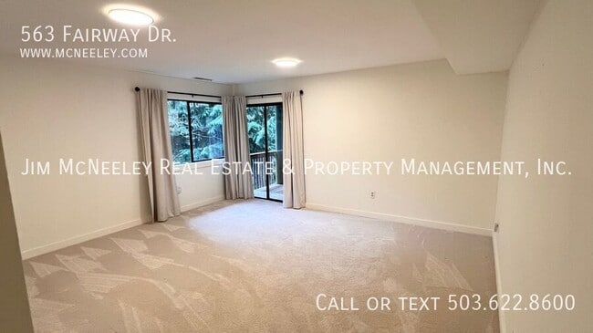 Building Photo - 563 Fairway Dr