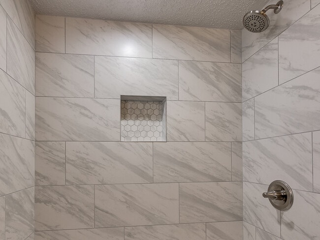 Building Photo - 2002 Vanessa Dr