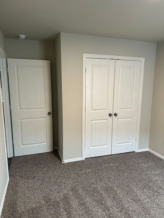 Building Photo - Navasota - NEW BUILD -3 bedrooms / 2 bath / 2 car garage with fenced in yard.