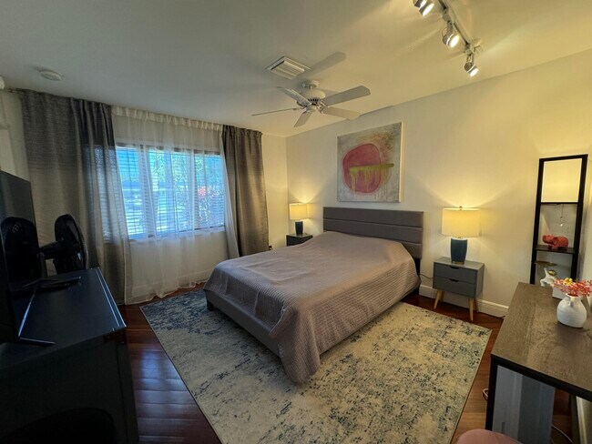 Building Photo - 1728 NE 40th St