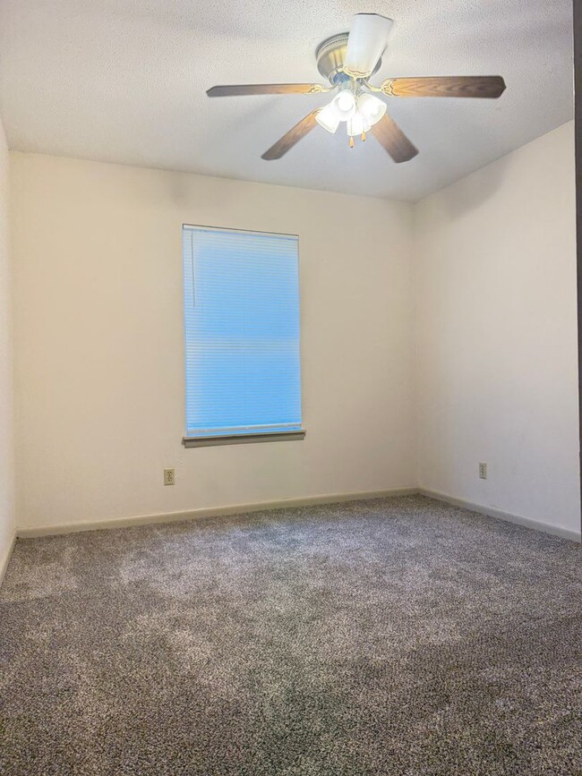 Building Photo - 4612 N Cypress St