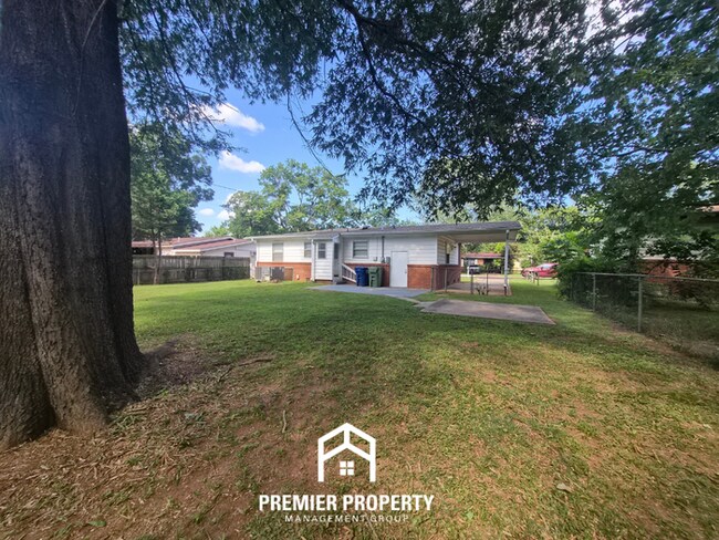 Building Photo - Charming 3BR/1.5BA in West Huntsville | Hardwood Floors Throughout & Fenced Yard