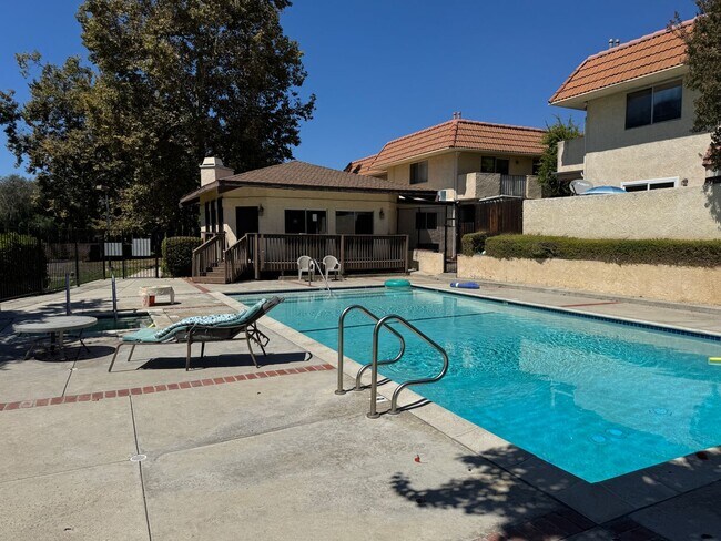 Building Photo - Spacious 2 Bedroom 2 Bath Condo