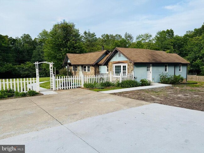 Building Photo - 6703 Token Valley Rd