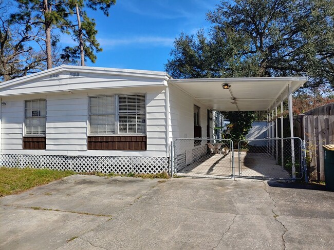 Building Photo - Move in Ready Manufactured 3/2 Home on Sou...