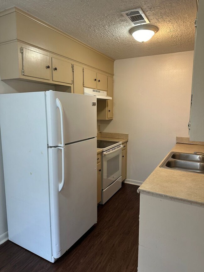 Building Photo - College Station - 2 bedroom - 1 bath - fenced in yard - WD connections