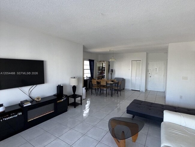 Building Photo - 500 Bayview Dr