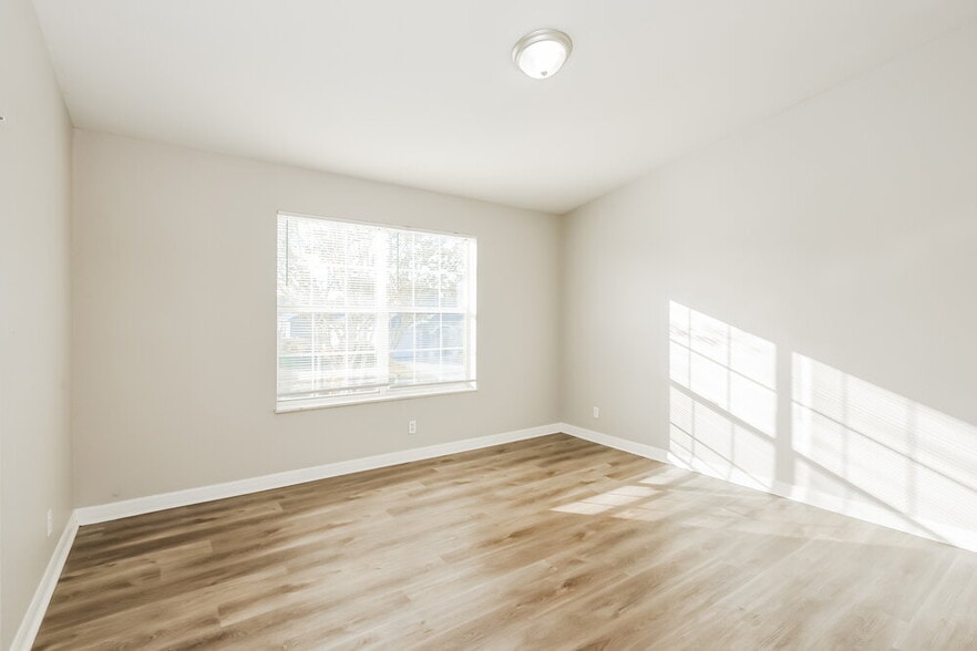 Building Photo - 2216 Leda Ave S
