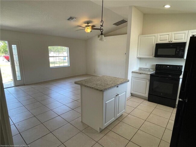 Building Photo - GREAT LOCATION! GREAT PRICE!  3 Bedroom, 2...