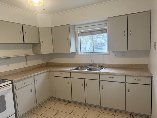 Building Photo - 684 Saratoga Ave