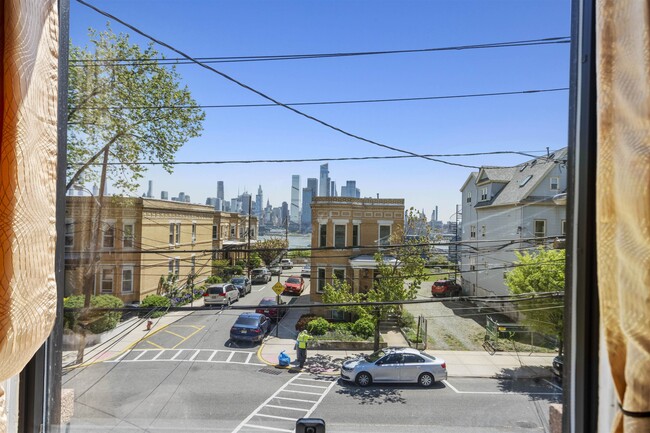 Building Photo - 415 Gregory Ave