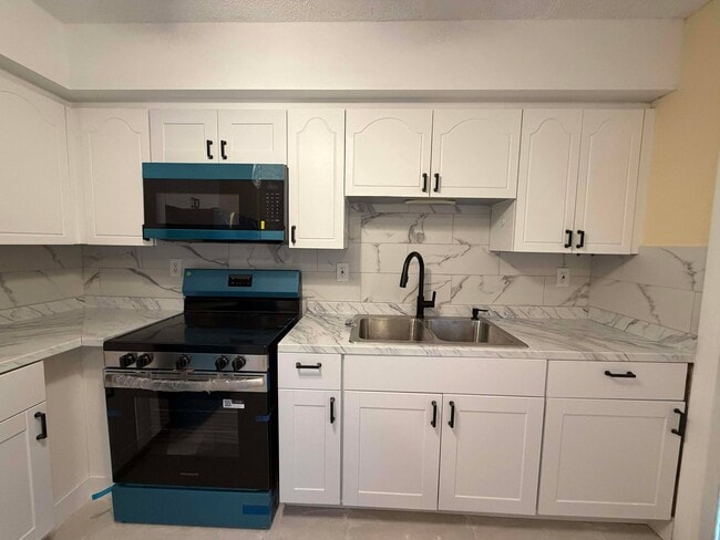 Building Photo - 501 W 1st St