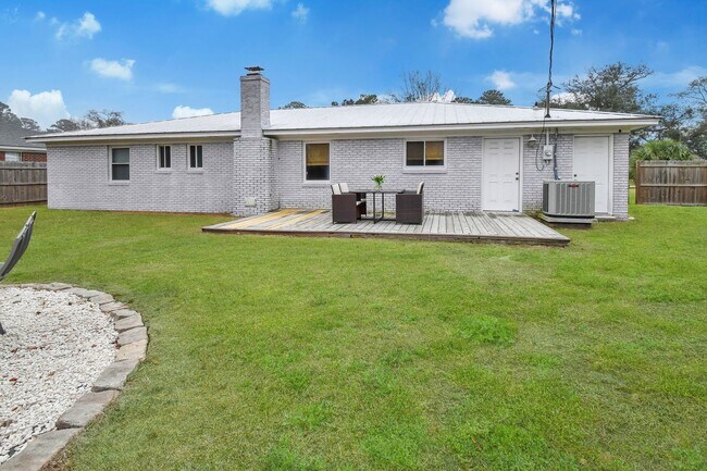 Building Photo - Fully Furnished Mid or Long Term Home on Whitemarsh Island!