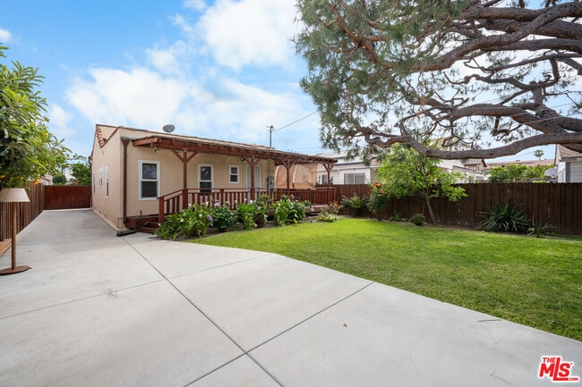 Building Photo - 609 Padilla St