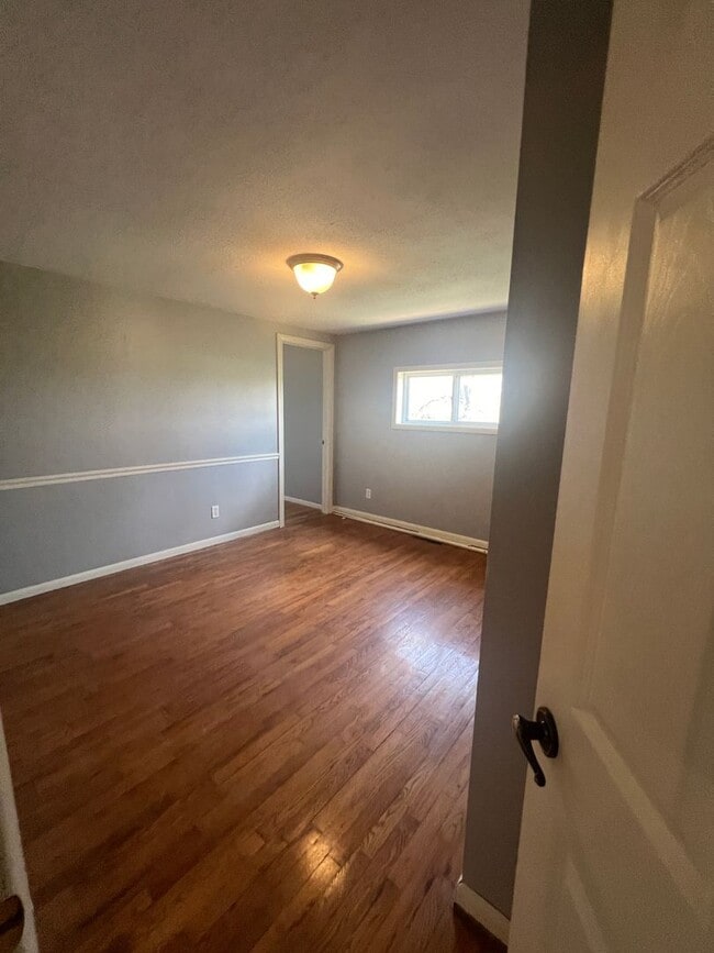 Building Photo - 3 bedrooms/2 bathrooms with detached 2 car...