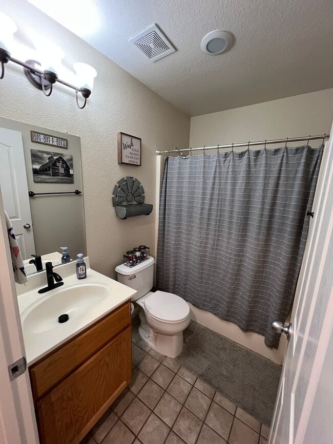 Building Photo - 3 Bedroom - Heart of Roseville