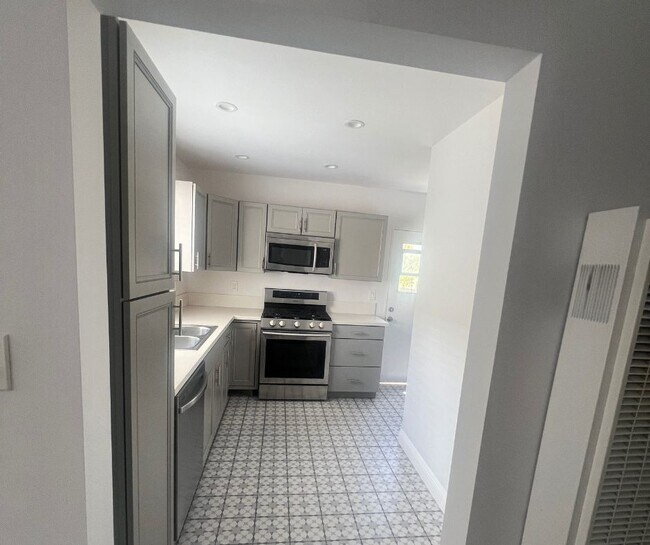 Building Photo - 1028 17th St