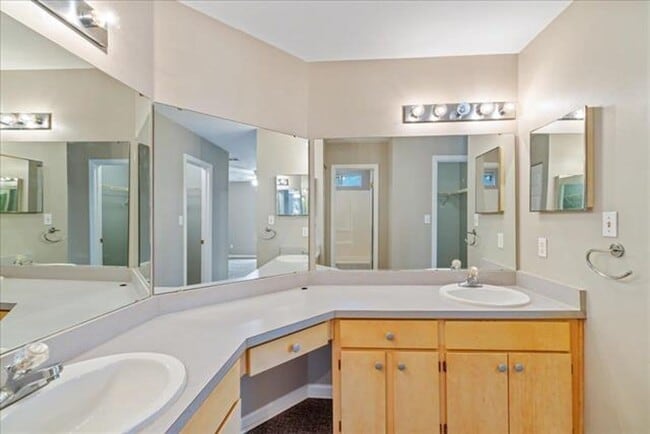 Building Photo - East Tallahassee Brick Townhome With One Car Garage