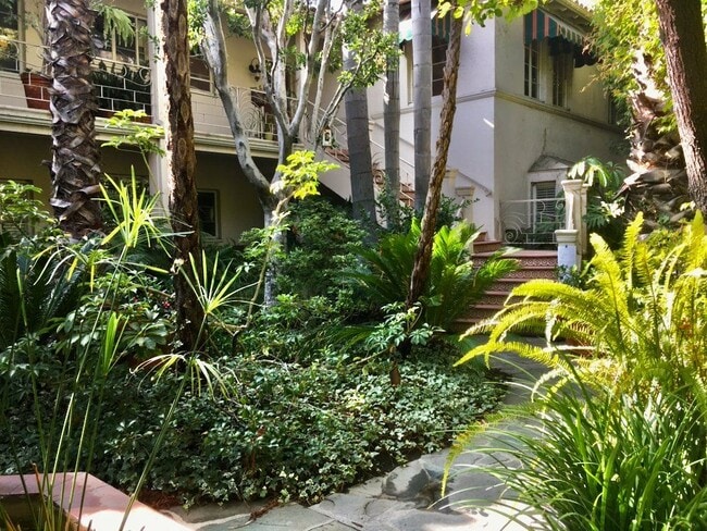 Primary Photo - 8474 Fountain Ave
