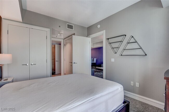 Building Photo - 2700 S Las Vegas Blvd