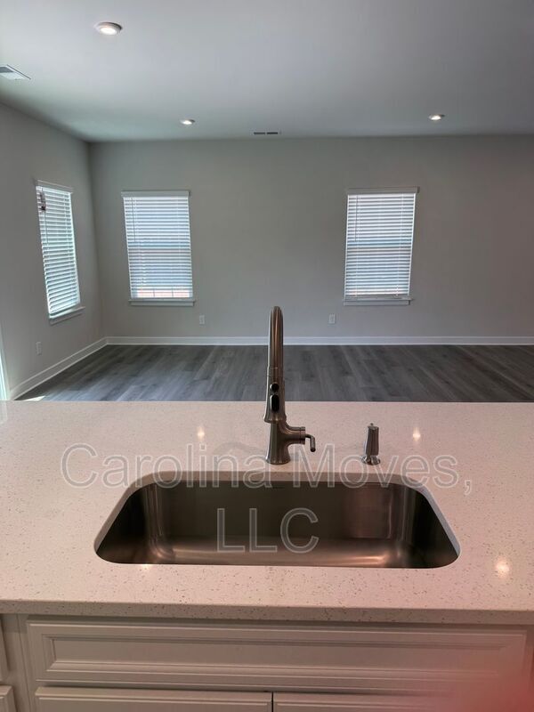 Building Photo - 7071 Glass Ct