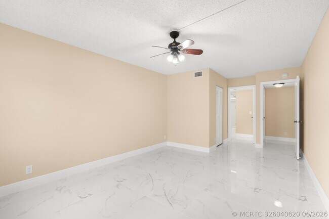 Building Photo - 9855 Westview Dr
