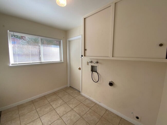 Building Photo - 3 Bedroom Single Story Home Available Near...