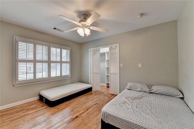 Building Photo - 8 Highland Ln