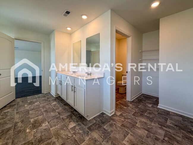 Building Photo - Move-in Special! Beautiful 5 Bed, 2 Bath h...