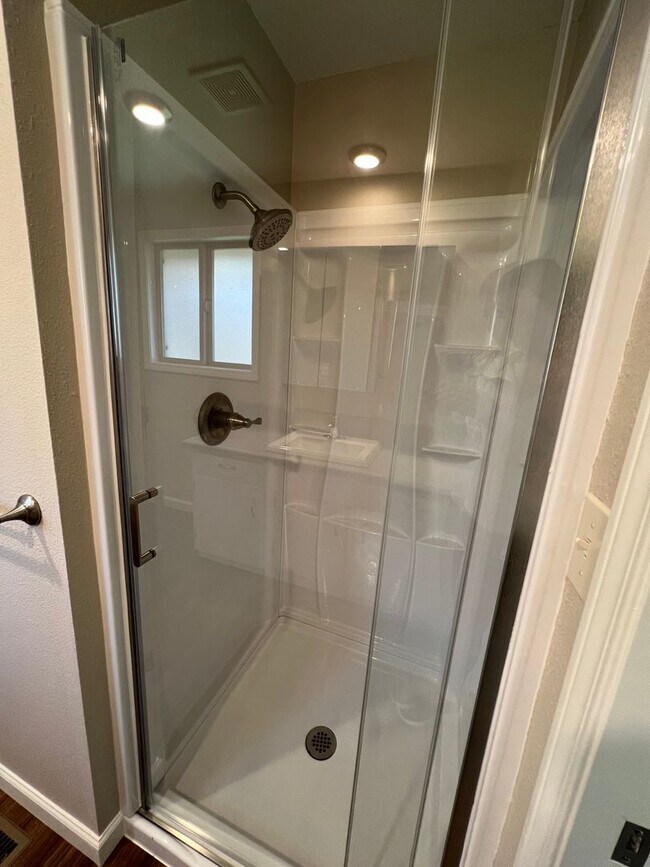 Building Photo - Beautiful Newly Renovated 3 Bedroom Home *1st Month FREE!!*