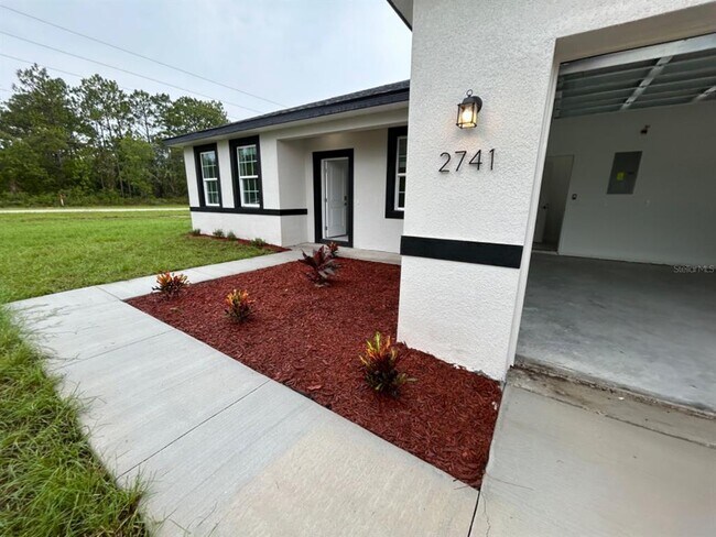 Building Photo - 2741 W Rutland Dr