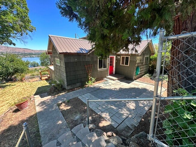 Building Photo - Cute home with a view