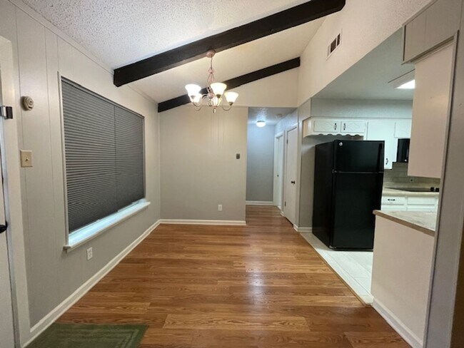 Building Photo - 220 Shady Lake Dr