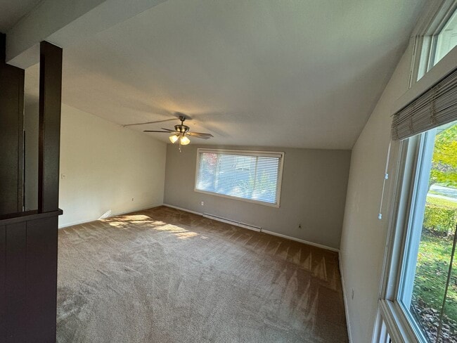 Building Photo - Three Bedroom / 1.5 Bathroom House AVAILABLE October