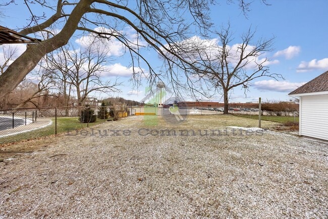 Building Photo - Spacious 4 Bedroom- With Extra room! New Remodel!