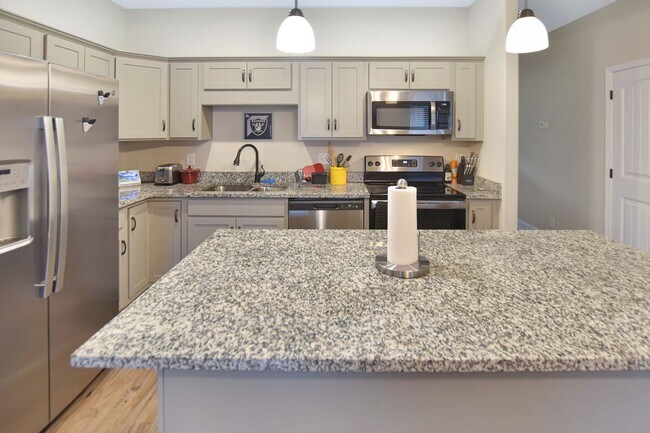 Building Photo - Pet Friendly Two Bedroom!