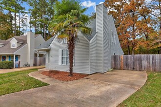 Building Photo - 324 N Grove Cir