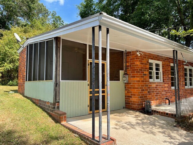 Building Photo - Available Now! *App Fees Waived for February!* 2 bedroom/1 bathroom updated home in Normaltown Av...