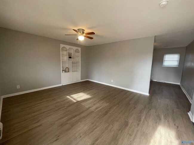 Building Photo - 606 Eastbrook Dr NW