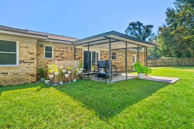 Building Photo - 4570 Yacht Harbor Dr