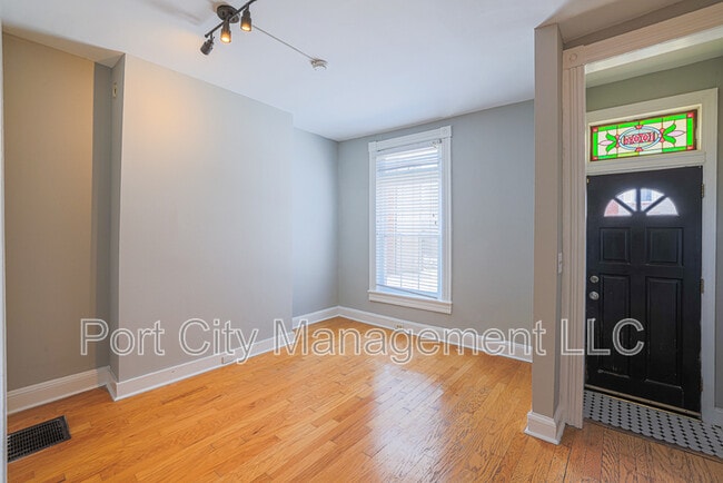 Building Photo - 1007 Baylis St