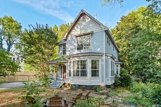 Building Photo - HISTORIC DOWNTOWN  3 bedroom 2.5 bath home