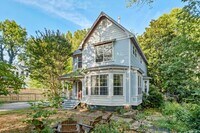 Building Photo - HISTORIC DOWNTOWN  3 bedroom 2.5 bath home