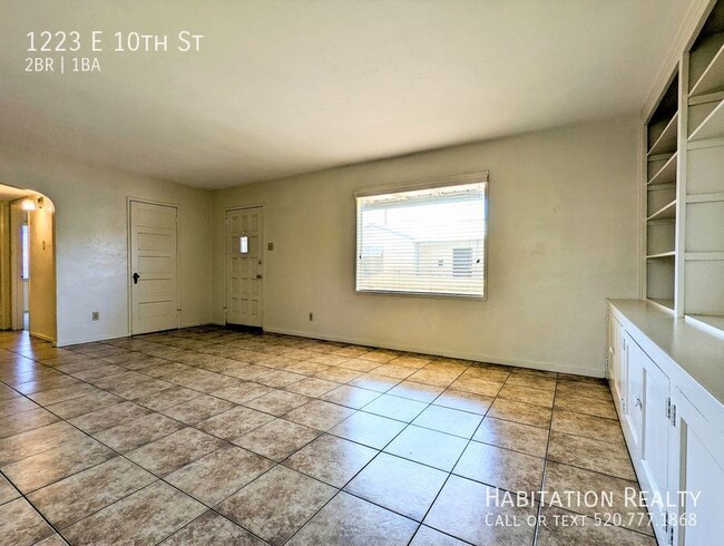 Building Photo - Pre-Lease!! Spacious 2 bed/1 bath Universi...