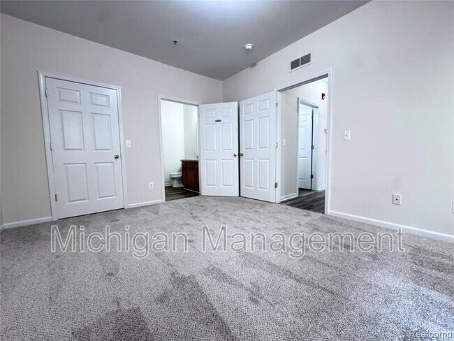 Building Photo - 488 Village Dr