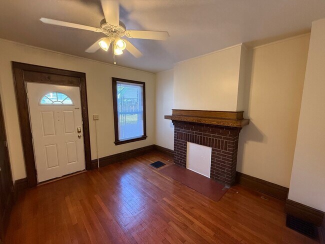 Building Photo - 2112-2120 Indianola Ave.