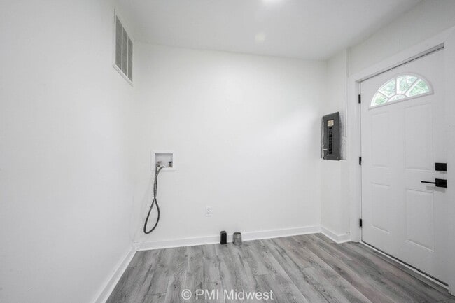 Building Photo - 428 N Bradley Ave